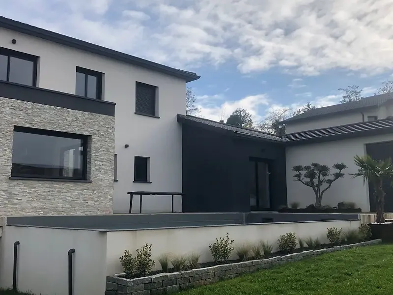 Maison moderne au toit plat et lignes épurées