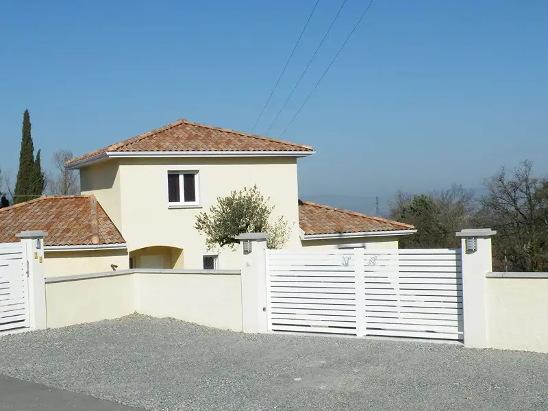 Maison traditionnelle en briques avec toiture en tuiles
