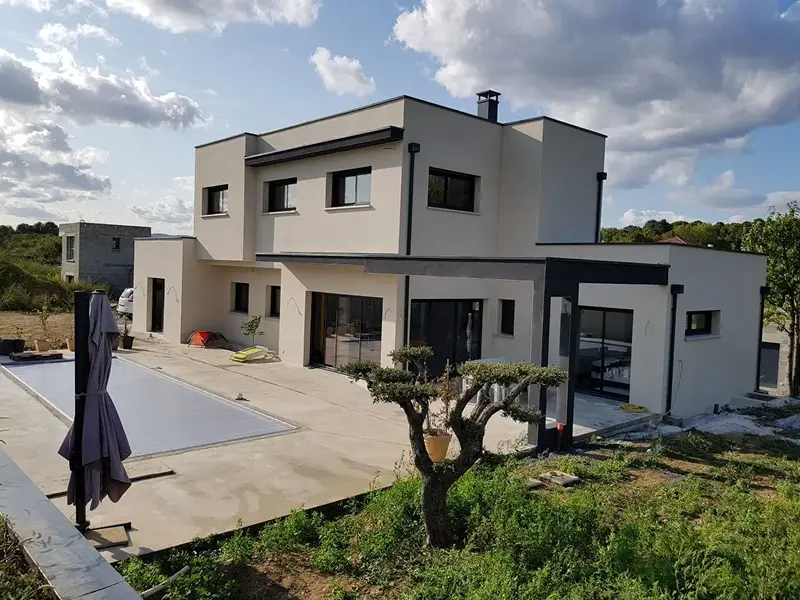 Maison contemporaine avec grandes baies vitrées